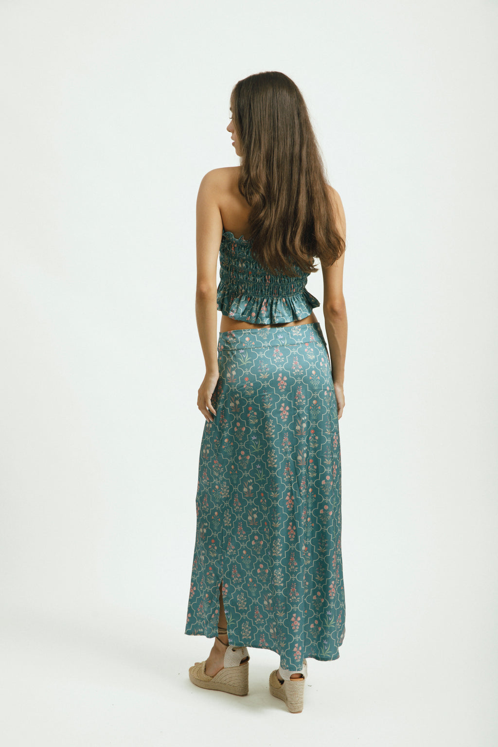 falda larga con estampado floral exclusivo y caída fluida espalda