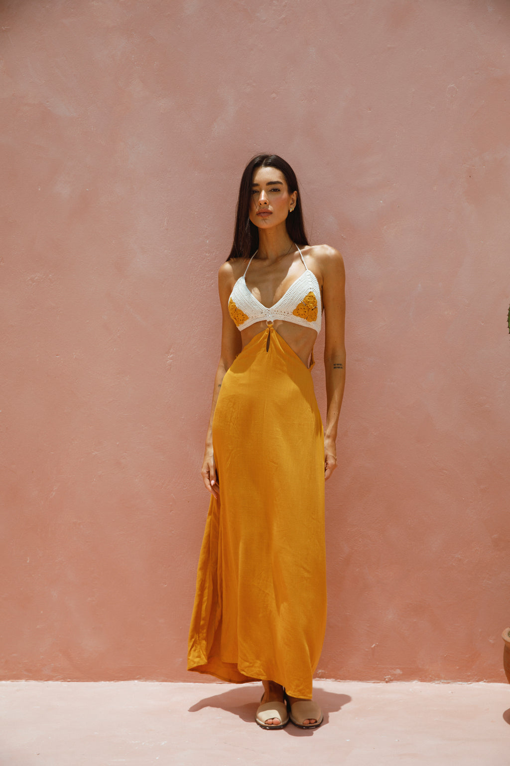 Compra vestido tejido a mano crochet que combina elegancia y comodidad. Confeccionado en crochet Ideal para outfits casuales o eventos. Envíos a todo Perú